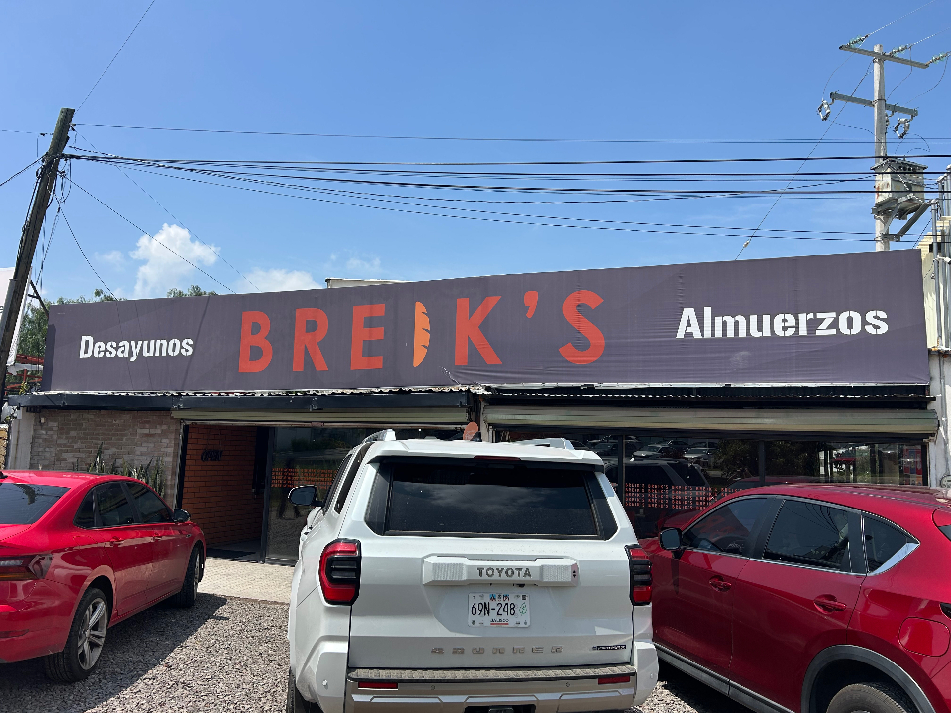 Fachada de Breik's con letrero de desayunos y almuerzos en León