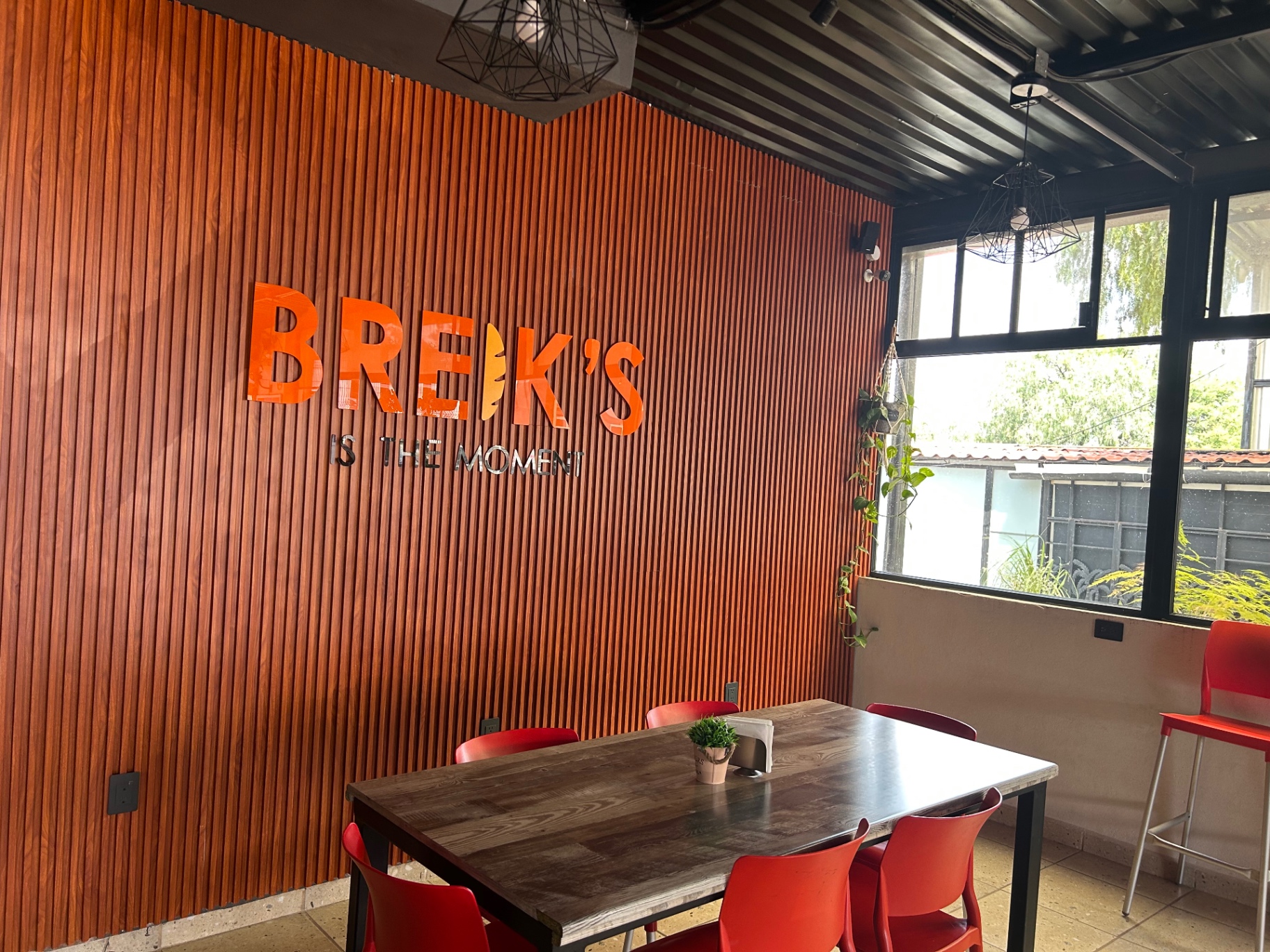 Muro de madera con el logo Breik's Is the moment