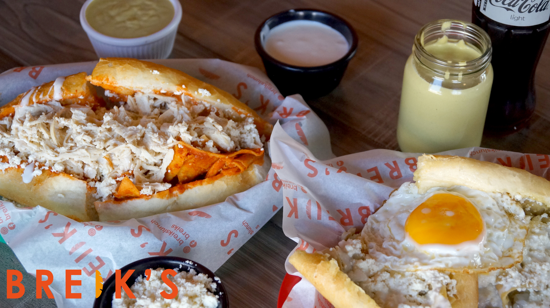 Baguettes de chilaquiles con pollo y con huevo acompañadas de salsas