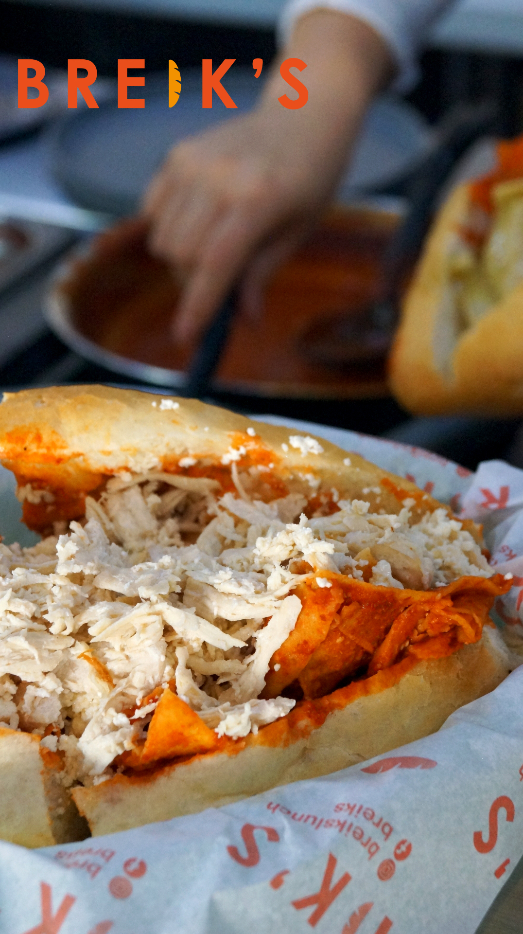 Baguette de chilaquiles rojos con pollo deshebrado y queso