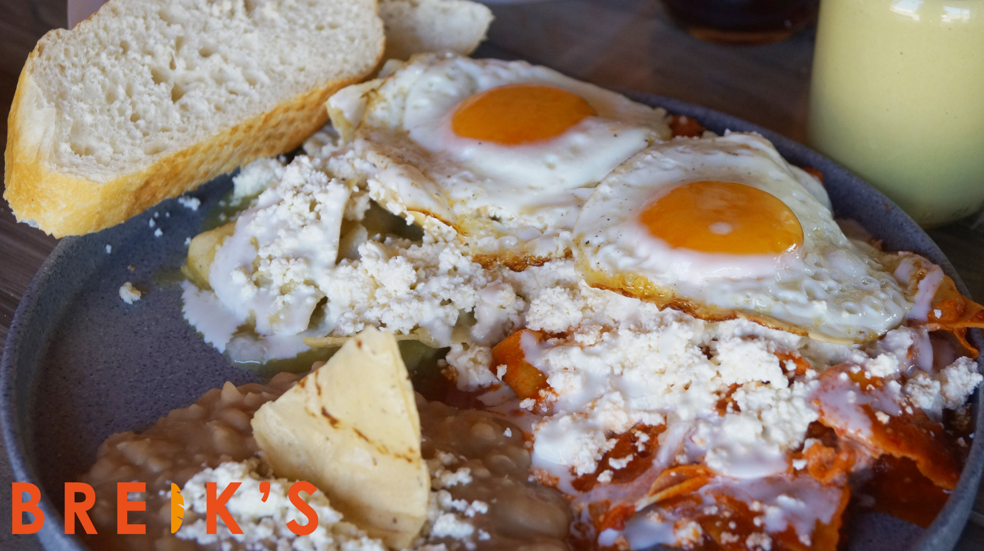 Chilaquiles rojos con huevo estrellado servidos en Breik's
